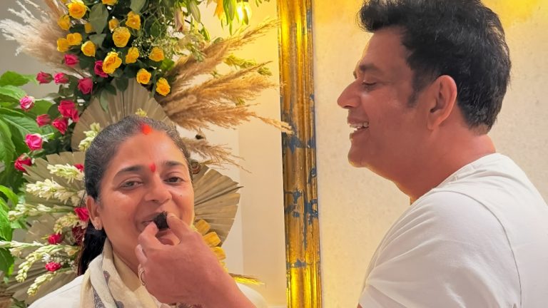 Ravi Kishan’s sweet gesture for his wife has made the Internet praise the actor!