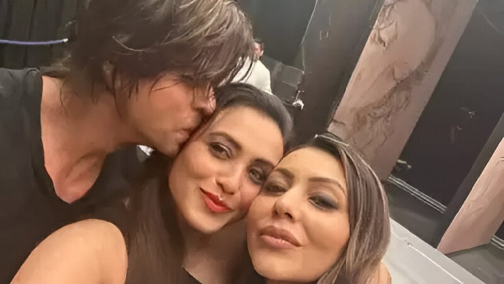Shah Rukh Khan Shares Light Moment With Gauri Khan After National Award Win
