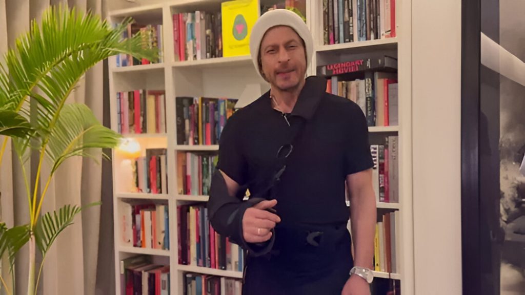 Shah Rukh Khan Shares Light Moment With Gauri Khan After National Award Win