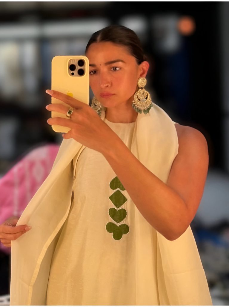 Alia Bhatt & Neetu Kapoor’s Ganesh Chaturthi Wins Hearts