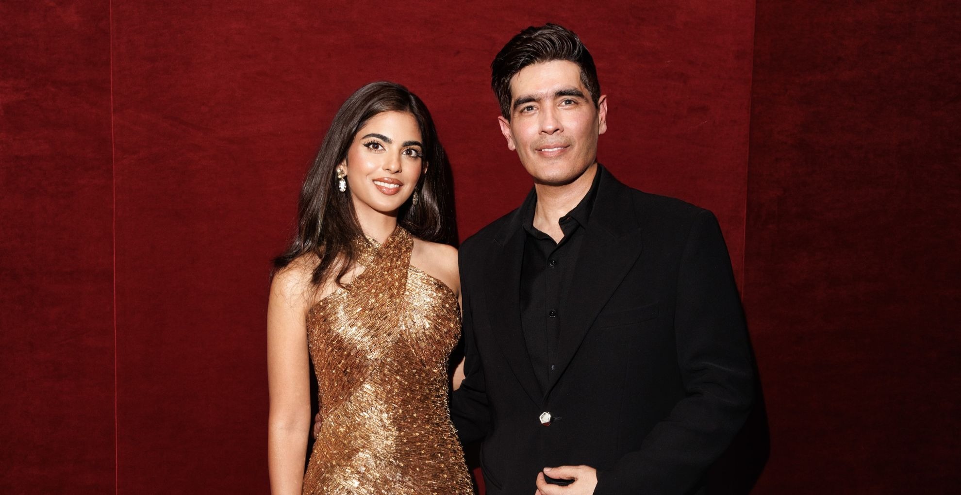 ambani gold dress ELLEFashion: Mrs. Nita Mukesh Ambani, renowned for her love of craftsmanship, stuns in a custom Manish Malhotra antique gold ensemble. Drawing inspiration from the classic Hyderabadi kurta and Khada dupatta, this bespoke